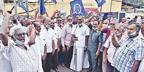 சேமநல நிதியை உடனடியாக வழங்க வலியுறுத்தி, சேலம் ராமகிருஷ்ணா சாலையில் உள்ள அரசு போக்குவரத்துக் கழக அலுவலகம் முன்பு தமிழ்நாடு அரசு போக்குவரத்துக் கழக ஓய்வு பெற்றோர் நல அமைப்பு சார்பில் ஆர்ப்பாட்டம் நடந்தது. படம்: எஸ். குரு பிரசாத்