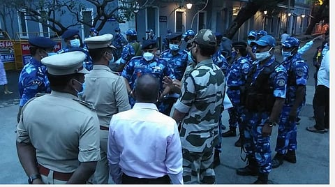 ராஜ்நிவாஸைச் சுற்றி மத்தியப் படையினரின் அணிவகுப்பு | படங்கள்: செ.ஞானபிரகாஷ்