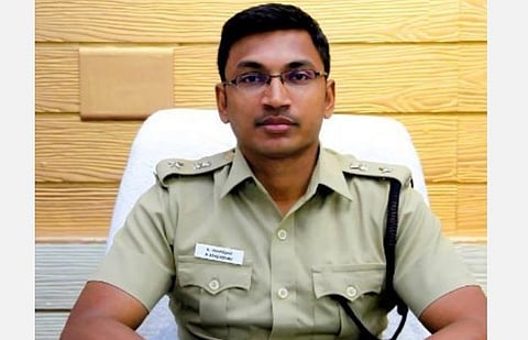 பாலியல் பலாத்காரம் செய்ய முயன்றவரைக் கொலை செய்த இளம்பெண்; விடுதலை செய்த திருவள்ளூர் எஸ்.பி.: குவியும் பாராட்டு