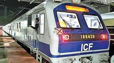 அரக்கோணத்தில் இருந்து சேலத்துக்கு இயக்கப்பட்ட நவீன வசதிகளுடன் கூடிய மெமு வகை மின்சார ரயில்.