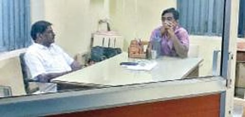 உதவி இயக்குநர் பரந்தாமனிடம் விசா ரணை நடத்தும் காவல் துறையினர். படம். வி.எம்.மணிநாதன்