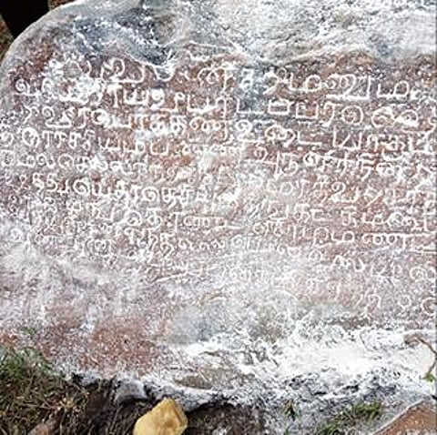 செங்கம் அருகே வாய்விடாந்தாங்கல் கிராமத்தில் விஜயநகர ஆட்சிக் காலத்தில் நீர்மேலாண்மைக்கு சான்றாக கிடைத்த கல்வெட்டு. அடுத்த படம்: பெரிய பாறை கல்வெட்டு.