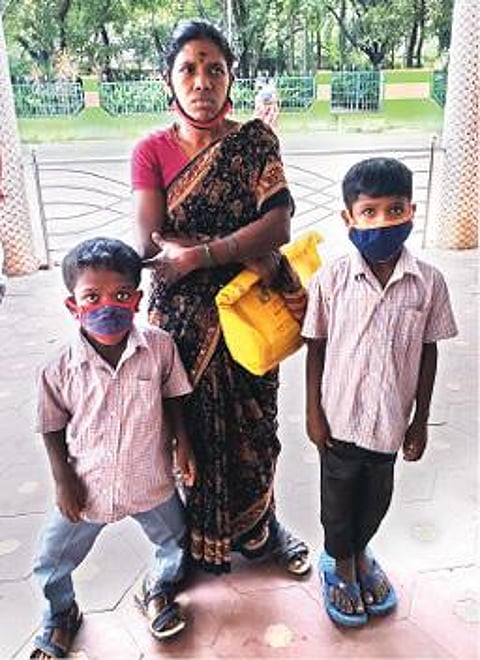 வேலூர் மாவட்ட ஆட்சியர் அலுவல கத்தில் மகன்களுடன் மனு அளிக்க வந்த பெண்.