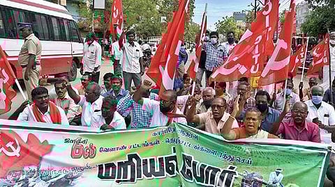 வேளாண் சட்டங்களை ரத்து செய்யக்கோரி திருநெல்வேலியில் சிஐடியு சார்பில் நடைபெற்ற மறியல். படம்: மு.லெட்சுமி அருண்