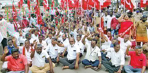 புதிய வேளாண் சட்டங்களுக்கு எதிராக திருச்சி தெப்பக்குளம் தபால் நிலையம் அருகே நேற்று மறியலில் ஈடுபட்ட சிஐடியுவினர்.படம்: ஜி.ஞானவேல்முருகன்