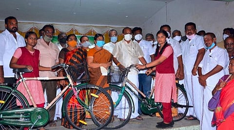 கழுகுமலை அரசு பள்ளியில் நடந்த நிகழ்ச்சியில் அரசின் விலையில்லா சைக்கிள்களை மாணவ, மாணவிகளுக்கு அமைச்சர் கடம்பூர் ராஜூ வழங்கினார்.
