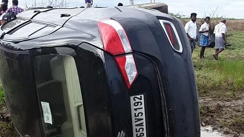 கமுதி அருகே கார் டூவீலர் நேருக்கு நேர் மோதல்: ஒருவர் மரணம்; டூவீலர் தீப்பிடித்து எரிந்தது