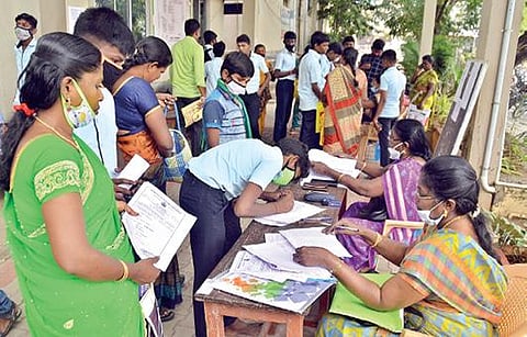 திருநெல்வேலி டவுண் சாப்டர் மேல்நிலைப்பள்ளியில், பள்ளிகளைத் திறப்பது குறித்து நடத்தப்பட்ட கருத்துக்கேட்பு கூட்டத்தில் படிவங்களை பூர்த்தி செய்து வழங்கும் பெற்றோர் மற்றும் மாணவர்கள். படம்: மு.லெட்சுமி அருண்