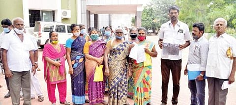 தச்சநல்லூர் மண்டலம் 1-வது வார்டுக்கு உட்பட்ட சிதம்பரநகர் பகுதியில் அடிப்படை பிரச்சினைகளை தீர்க்க வலியுறுத்தி மாநகராட்சி ஆணையர் அலுவலகத்தில் மனு அளிக்க வந்த மக்கள். படம்: மு.லெட்சுமிஅருண்