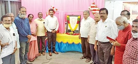 தொ.பரமசிவன் படத்தை சென்னை விற்பனை வரி மேல்முறையீட்டு தீர்ப்பாய கூடுதல் ஆணையர் பா. தேவேந்திரபூபதி திறந்து வைத்தார்