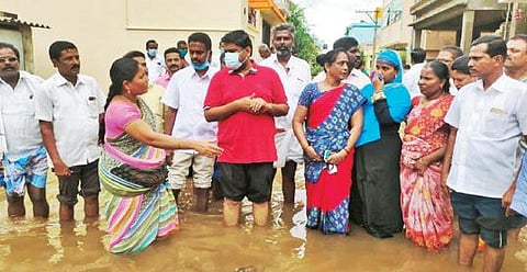 தருமபுரி மாவட்டம் அரூர் அடுத்த கம்மாளம்பட்டியில் அறுவடை செய்து வயலில் வைத்திருந்த நெற்கதிர்கள், மழைநீரில் மூழ்கி சேதமடைந்துள்ளன. அடுத்த படம்: அரூர் பெரியார் நகரில், தண்ணீரால் சூழப்பட்ட குடியிருப்புகளை தருமபுரி எம்பி செந்தில்குமார் பார்வையிட்டார்.