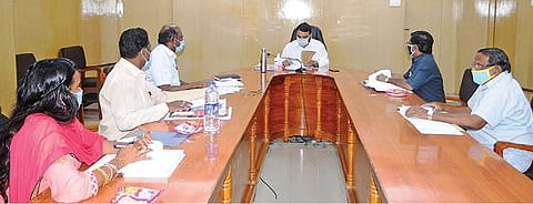 கடலூரில் ஊரக வளர்ச்சித்துறை குளங்களில் மீன்குஞ்சுகள் இருப்பு செய்திட திட்டசெயலாக்க குழு கூட்டம் மாவட்ட ஆட்சியர் சந்திரசேகர் சாகமூரி தலைமையில் நடைபெற்றது.