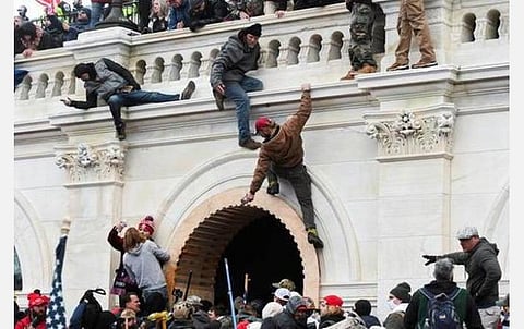 அமெரிக்க நாடாளுமன்ற கட்டிடத்துக்குள் ட்ரம்ப் ஆதரவாளர்கள் புகுந்து தாக்குதல் நடத்தியது எப்படி?- ஊடகங்கள் சரமாரி புகார்