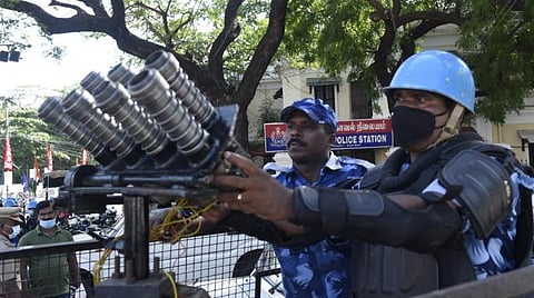 பாதுகாப்புப் பணியில் ஈடுபட்டுள்ள மத்தியப் படையினர். | படம்: எம்.சாம்ராஜ்