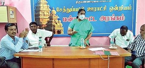 சேத்துப்பட்டில் நேற்று நடைபெற்ற ஒன்றியக்குழு கூட்டத்தில் பேசும் தலைவர் ராணி அர்ஜுனன். அருகில், துணை தலைவர் முருகையன் உள்ளிட்டோர்.