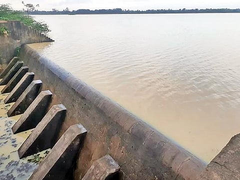 அரியலூர் மாவட்டம் கங்கைகொண்ட சோழபுரத்தில் தண்ணீர் நிரம்பி கடல்போல காட்சியளிக்கும் பொன்னேரி.