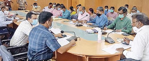 திருப்பூர் ஆட்சியர் அலுவலகத்தில் நேற்று நடந்த வாக்காளர் பட்டியல் சுருக்க முறை திருத்தப் பணிகள் தொடர்பான ஆய்வுக் கூட்டத்தில் பங்கேற்றோர். படம்: இரா.கார்த்திகேயன்