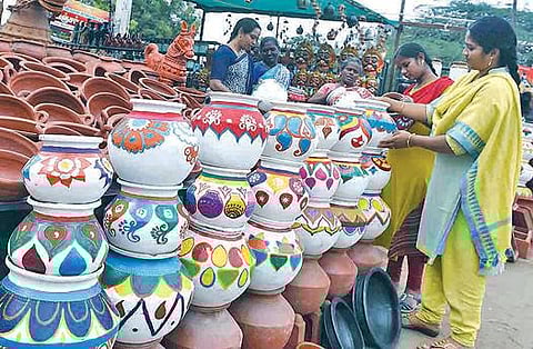 கோவையில் விற்பனைக்கு குவிந்துள்ள பொங்கல் பானைகள் ரேஷன் கடைகள் மூலம் விநியோகிக்க தயாரிப்பாளர்கள் வலியுறுத்தல்