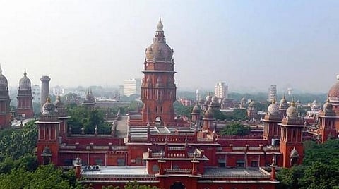 ரேஷன் கடைகளில் வழங்கும் பொங்கல் தொகுப்பு பைகளில் முதல்வர், முன்னாள் முதல்வர் படம் இடம்பெறலாம்: பேனர், கட்-அவுட் வைக்க தடை விதித்து உயர் நீதிமன்றம் உத்தரவு