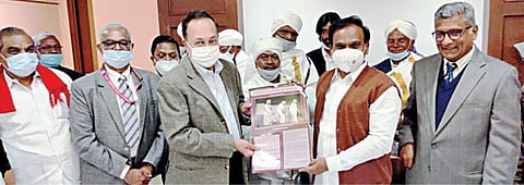 உதகையில் நடந்த விழாவில் படுகர் நாட்காட்டியை ‘இந்து’ என்.ராம் வெளியிட நீலகிரி எம்பி ஆ.ராசா பெற்றுக்கொண்டார். படம்: ஆர்.டி.சிவசங்கர்