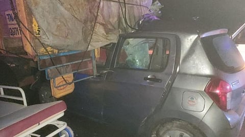 பழுதாகி நின்ற லாரி மீது மோதி விபத்துக்குள்ளான கார்.