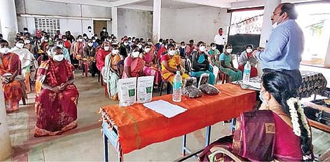 புதூர்நாட்டில் நடந்த பயிற்சி முகாமை தொடங்கி வைத்து பேசும் ஆட்சியர் சிவன் அருள்.