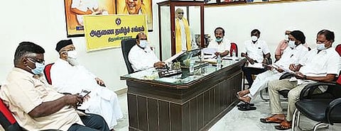 திருவண்ணாமலையில் அருணை தமிழ் சங்க செயற்குழுக் கூட்டம் முன்னாள் அமைச்சர் எ.வ.வேலு தலைமையில் நடைபெற்றது.