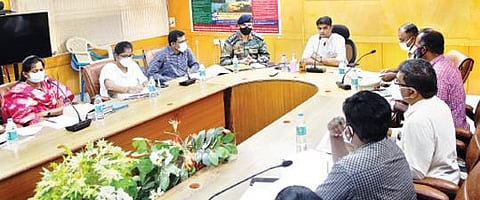 தி.மலையில் நடைபெற்ற ராணுவ ஆள் சேர்ப்பு முகாம் குறித்த ஆய்வுக் கூட்டத்தில் பேசும் ஆட்சியர் சந்தீப் நந்தூரி. அருகில், கர்னல் கௌரவ் சேத்தி உள்ளிட்டோர்.