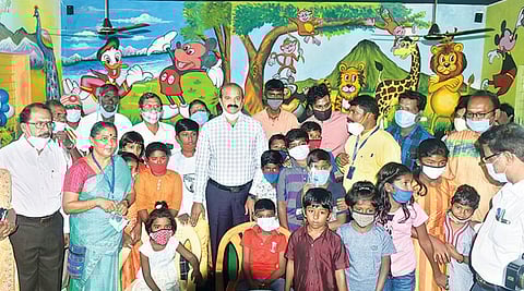 வேலூர் அடுத்த பெருமுகையில் உள்ள அரசினர் ஆதிதிராவிடர் நல ஆரம்ப பள்ளியில் ஸ்மார்ட் வகுப்பறையை திறந்து வைத்து பார்வையிட்ட மாவட்ட ஆட்சியர் சண்முகசுந்தரம். படம்:வி.எம்.மணிநாதன்.