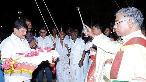 தெற்குகள்ளிகுளம் புனித அந்தோனியார் ஆலய 92-வது திருவிழாவின் தொடக்கமாக கொடியேற்றம் நடைபெற்றது.