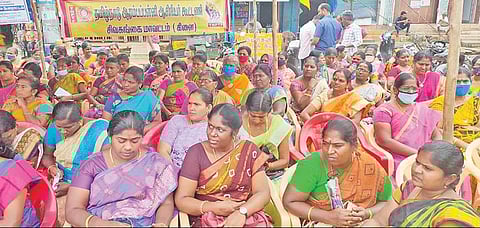 சிவகங்கை அரண்மனை வாசல் முன் தர்ணா செய்த ஆரம்பப் பள்ளி ஆசிரியர் கூட்டணியினர்.