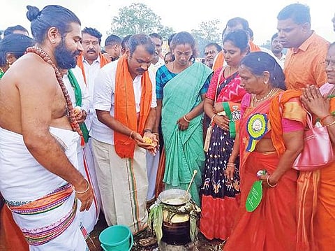 சிவகங்கையில் பாஜக சார்பில் நம்ம ஊரு பொங்கல் விழாவில் பங்கேற்ற மாநிலத் தலைவர் எல்.முருகன், முன்னாள் தேசிய செயலாளர் ஹெச்.ராஜா.