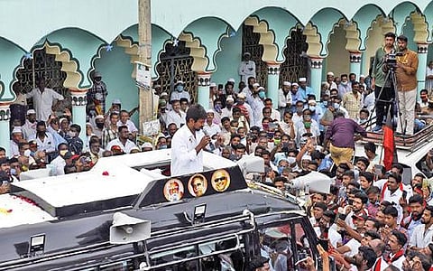 விழுப்புரம் மாவட்டம் வானூர் ஓன்றியம் கோட்டக்குப்பத்தில் மசூதி முன்பு திரண்டிருந்த கூட்டத்தில் பேசுகிறார் திமுக இளைஞரணி தலைவர் உதயநிதிஸ்டாலின். படம்: எம்.சாம்ராஜ்