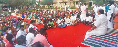 குறிஞ்சிப்பாடி ஒன்றியத்துக்கு உட்பட்ட அரங்கமங்கலம் ஊராட்சியில் திமுக சார்பில் மக்கள் கிராம சபைக்கூட்டம் மாவட்ட கழக செயலாளர் எம்.ஆர்.கே.பன்னீர்செல்வம் தலைமையில் நடைபெற்றது.