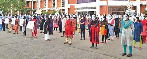 சிதம்பரத்தில் ராஜா முத்தையா மருத்துவக் கல்லூரி மாணவர்கள் கேள்விக்குறி முகமூடி அணிந்து போராட்டத்தில் ஈடுபட்டனர்.