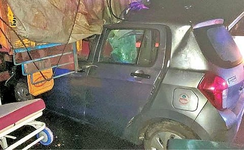 வெள்ளகோவில் அருகே ஓலப்பாளையம் பகுதியில் பழுதாகி நின்ற லாரி மீது மோதி விபத்துக்குள்ளான கார்.