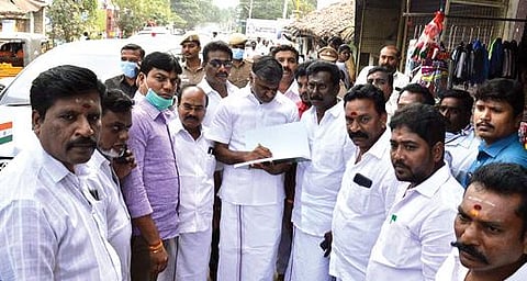 வேலூர் கொணவட்டத்தில் தீயசக்தி திமுகவை விரட்டியடிப்போம் என்ற கையெழுத்து இயக்கத்தை தொடங்கி வைத்த அமைச்சர் கே.சி.வீரமணி. அருகில், மாநகர மாவட்ட செயலாளர் எஸ்.ஆர்.கே.அப்பு, மாவட்ட பொருளாளர் எம்.மூர்த்தி உள்ளிட்டோர்.