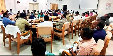 திருப்பத்தூர் மாவட்டத்தில் இருந்து வேலை நிமித்தமாக வெளிநாடுகளுக்கு சென்றவர்களின் நலன் குறித்த ஆலோசனைக் கூட்டம் ஆட்சியர் சிவன் அருள் தலைமையில் நடைபெற்றது. அருகில், எஸ்பி டாக்டர் விஜயகுமார், டிஆர்ஓ தங்கைய்யாபாண்டியன் உள்ளிட்டோர்.