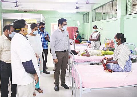 சாத்தான்குளம் அரசு மருத்துவமனையில் ஆட்சியர் கி.செந்தில் ராஜ் ஆய்வு மேற்கொண்டார்.