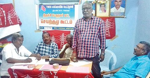 திருச்சி மன்னார்புரத்தில் நடைபெற்ற தமிழ்நாடு மின்சார வாரிய எம்ப்ளாயீஸ் பெடரேஷன் செயற்குழு கூட்டத்தில் பேசுகிறார் மண்டலச் செயலாளர் க.காளிதாஸ்.