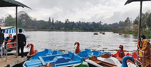 பயணிகள் வருகை குறைந்ததால், வெறிச்சோடி காணப்படும் ஏற்காடு படகு இல்லம்.