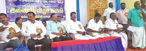 கள்ளக்குறிச்சியில் நடைபெற்ற கிராம உதவியாளர் சங்க இணைப்பு விழாவில் கோரிக்கைகளை வலியுறுத்தி பேசும் சங்க நிர்வாகிகள்.