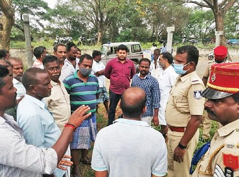 பாகூர் அருகே மயானத்துக்கு செல்லும் பாதையில் வேலி அமைக்கப்பட்டது தொடர்பாக ஏற்பட்ட தகராறை தடுத்து பேச்சுவார்த்தை நடத்தும் போலீஸார்.