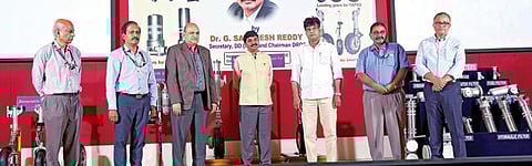 ஆவடி போர் ஊர்திகள் மற்றும் ஆராய்ச்சி நிறுவனம் வடிவமைத்த ஆளில்லா விமானம், நீர்மூழ்கி கப்பலுக்கான பாகங்களை நாட்டுக்கு அர்ப்பணிக்கும் விழாவில் பாதுகாப்புத் துறை ஆராய்ச்சி மற்றும் வளர்ச்சி நிறுவன தலைவர் சதீஷ் ரெட்டி, பாதுகாப்புத் துறைக்கான நாடாளுமன்ற நிலைக்குழு உறுப்பினர் கலாநிதி வீராசாமி உள்ளிட்டோர் பங்கேற்றனர்.