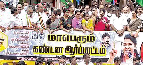 பொள்ளாச்சியில் நேற்று நடந்த ஆர்ப்பாட்டத்தில் பேசிய திமுக மகளிரணிச் செயலர் கனிமொழி எம்பி.