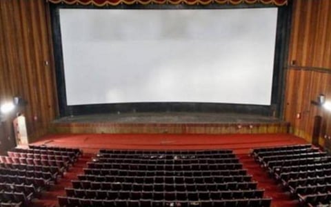 50 சதவீத இருக்கையால் வருவாய் இழப்பு: சினிமா டிக்கெட் கட்டணத்தை உயர்த்த பரிசீலிக்க வேண்டும்: தமிழக அரசுக்கு உயர் நீதிமன்றம் உத்தரவு