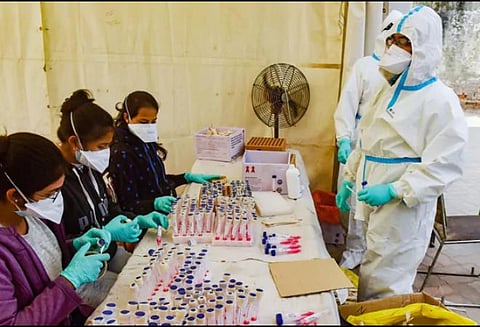புதுவையில் அரசுப் பள்ளி ஆசிரியர் உட்பட 22 பேருக்குக் கரோனா: ஆசிரியர்கள், மாணவிகளுக்குப் பரிசோதனை