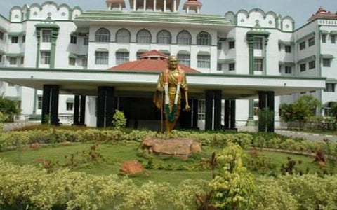 வாட்ஸ்அப்பில் கட்டை விரல் முத்திரை பதிவிட்ட ரயில்வே சிறப்புப் படை காவலர்கள் பணி நீக்கம்: இயக்குனர் ஜெனரலுக்கு உயர் நீதிமன்றம் நோட்டீஸ்