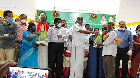 திருப்பத்தூர் மாவட்டத்தில் கட்டுமானத் தொழிலாளர்களுக்குப் பொங்கல் பரிசுத் தொகுப்பு வழங்கும் திட்டத்தை அமைச்சர் கே.சி.வீரமணி, தொழிலாளர் நலத்துறை அமைச்சர் நிலோஃபர் கபீல் ஆகியோர் தொடங்கி வைத்தனர்.