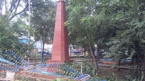 தேவகோட்டை நகராட்சி அலுவலகம் எதிரே இடிந்து விழுந்த தியாகிகள் பூங்கா சுற்றுச்சுவர்.